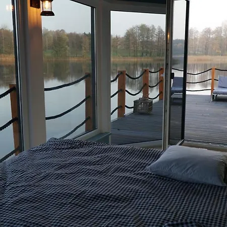 Dom Na Wodzie Nad Jeziorem Krzywe 别墅