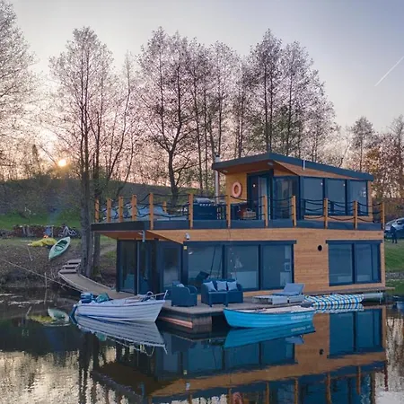 Dom Na Wodzie Nad Jeziorem Krzywe 别墅