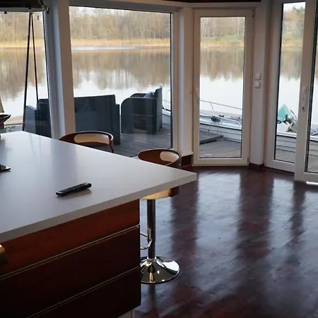 Dom Na Wodzie Nad Jeziorem Krzywe * 佩茨基