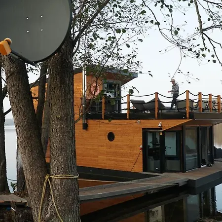 Dom Na Wodzie Nad Jeziorem Krzywe * 佩茨基