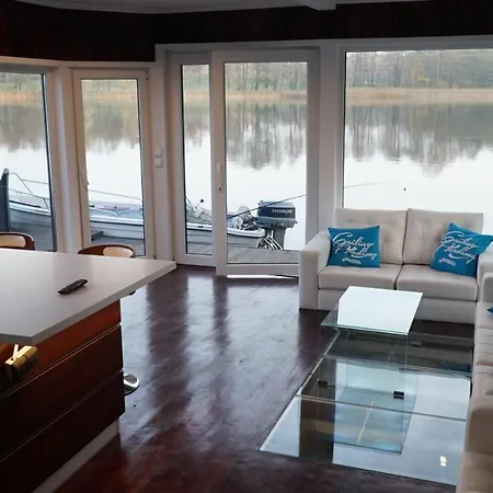 Dom Na Wodzie Nad Jeziorem Krzywe 别墅