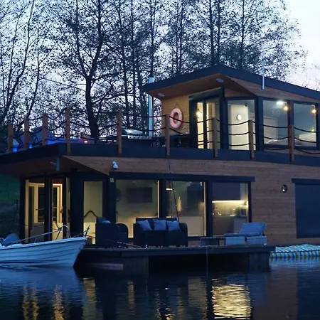 Dom Na Wodzie Nad Jeziorem Krzywe 佩茨基